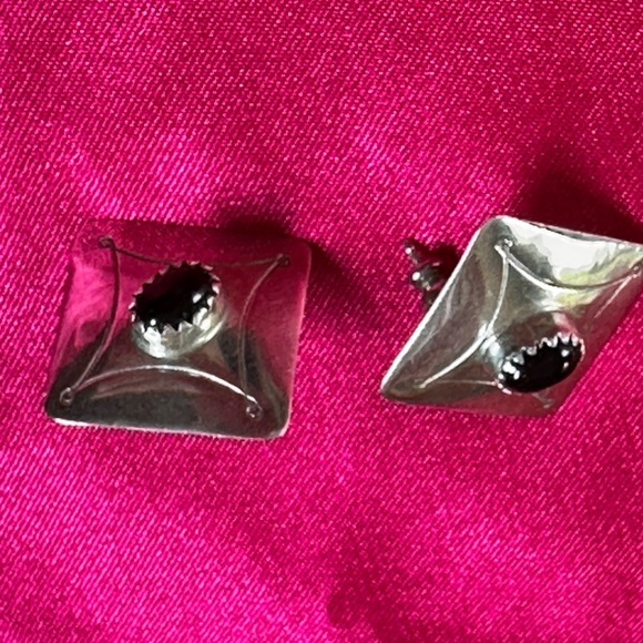 Navajo Black Onyx and Sterling Silver earrings - Picture 5 of 5